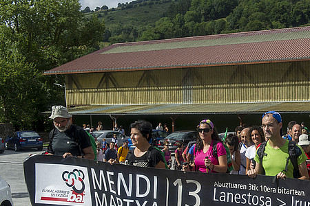 Esaiten iazko mendi martxaren lehen pausoak, Lanestosan.