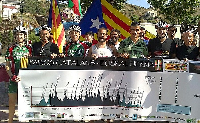 Ibilbidearen lehen zatian ariko diren txirrindulariak, atzo, Portboun, erronka hasi aurretik.