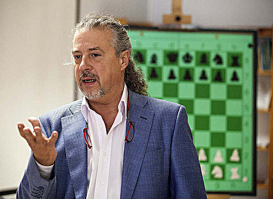 Fernando Mosquera, abuztuan, Gasteizen hitzaldi bat ematen.