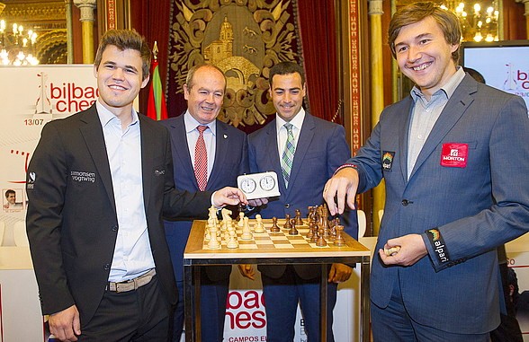 Magnus Carlsen eta Sergei Kariakin, atzo, aurkezpenean, elkarri eskua emanda.