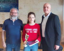 Leyre Abrisqueta Zudaire, erdian, trofeoarekin