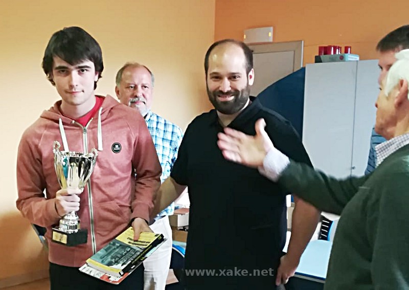 Adrian Martinez (Campen de Euskadi), G.Artola (Alcalde Bergara), M.Muela (Pte. Fed. Vasca)